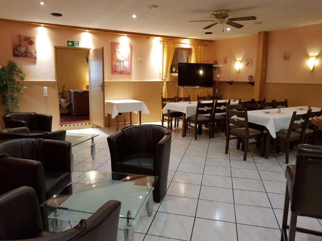 Lübz Hotel-Restaurant Christine מראה חיצוני תמונה