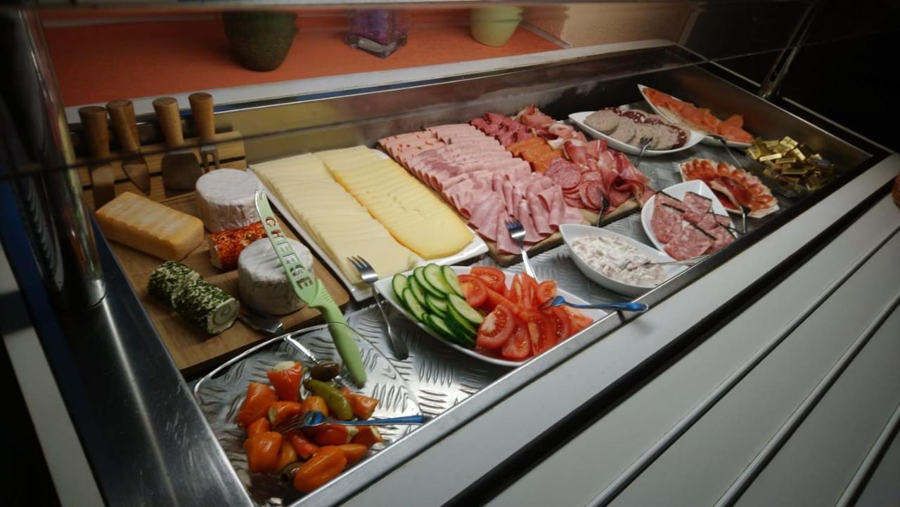 Lübz Hotel-Restaurant Christine מראה חיצוני תמונה