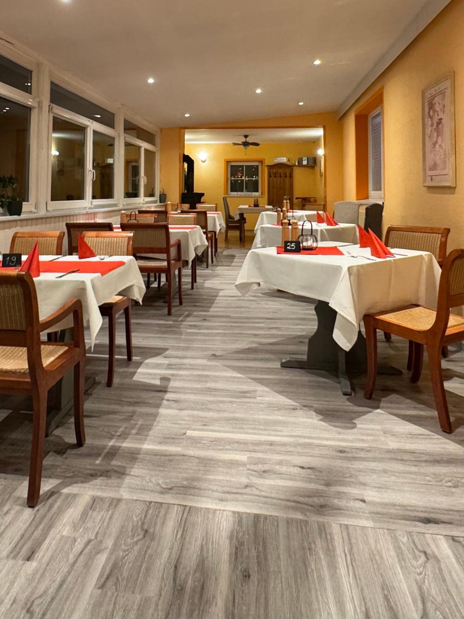 Lübz Hotel-Restaurant Christine מראה חיצוני תמונה