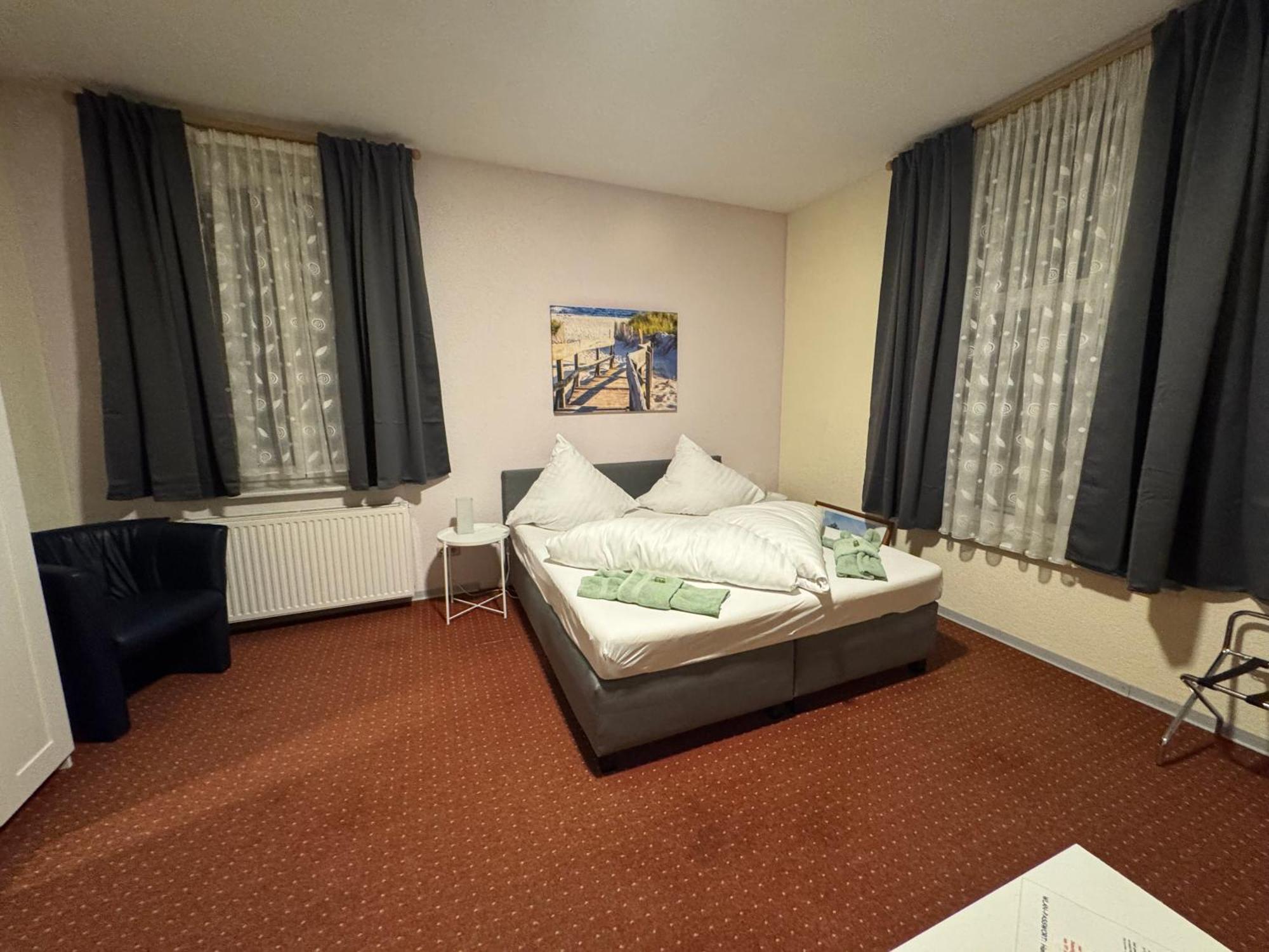 Lübz Hotel-Restaurant Christine מראה חיצוני תמונה