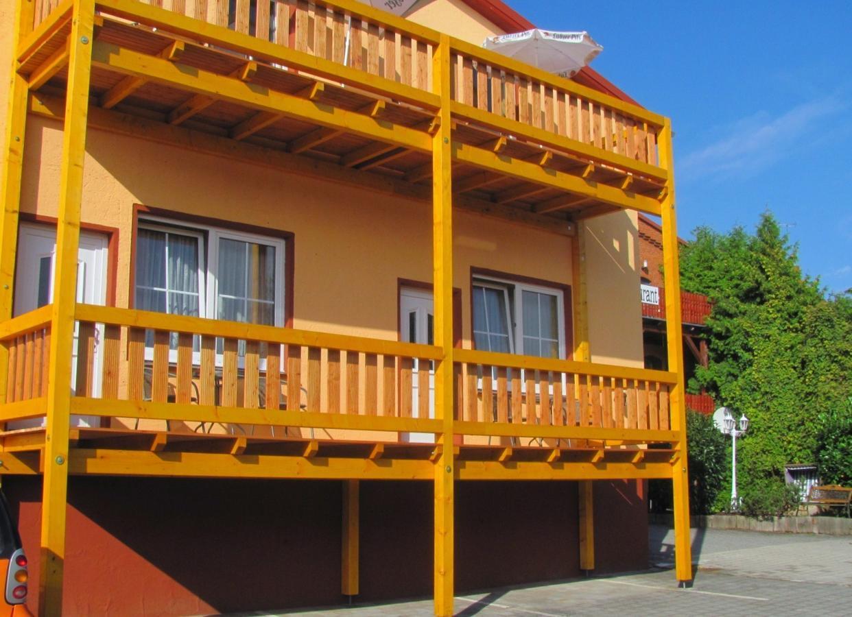Lübz Hotel-Restaurant Christine מראה חיצוני תמונה